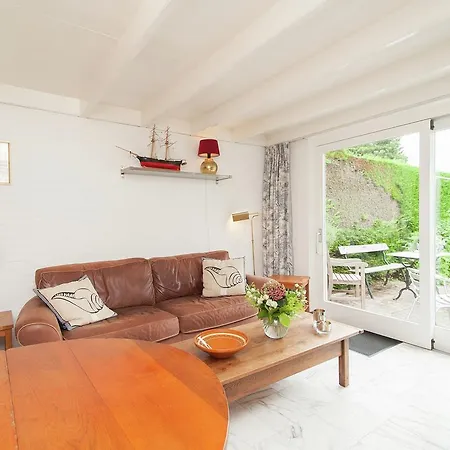 Comfortable Holiday Home With Terrace In Schoorl בית נופש